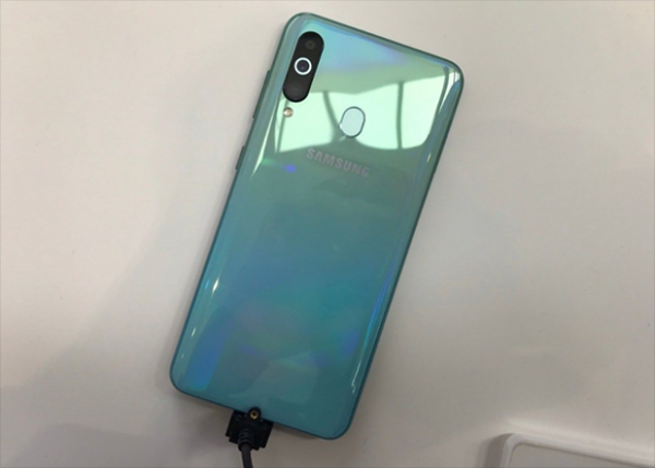 Смартфон Samsung Galaxy A60 получил экран с «дыркой» и функцией динамика