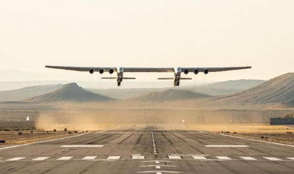Самый большой в мире самолет Stratolaunch совершил первый полет Самый большой в мире самолет Stratolaunch совершил первый полет