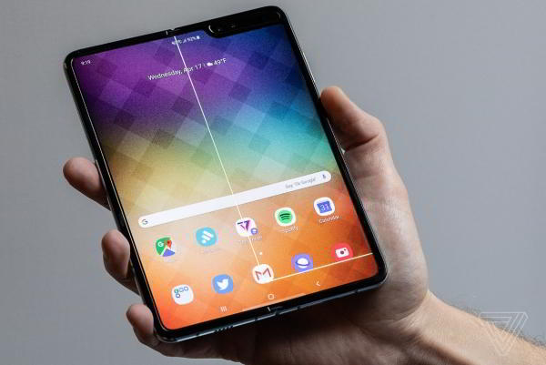 Названа причина ненадежности складного Samsung Galaxy Fold