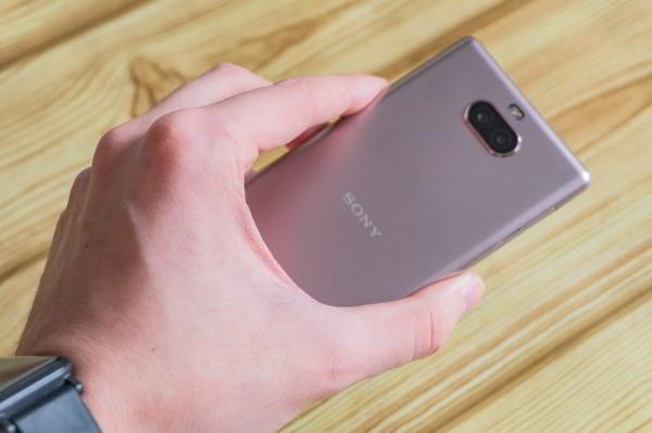 Обзор Sony Xperia 10 - самобытный среднебюджетник с экраном 21:9