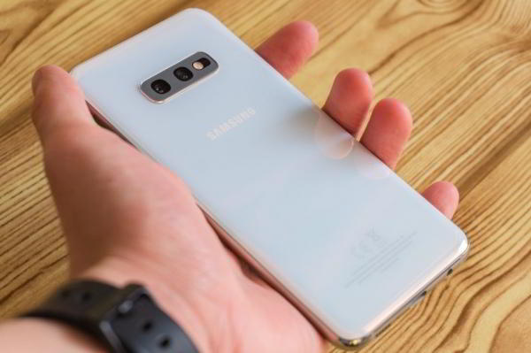 Обзор Samsung Galaxy S10e — лучший компактный флагман