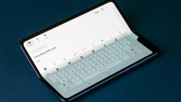 Названа причина ненадежности складного Samsung Galaxy Fold