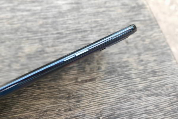 Обзор Samsung Galaxy A70: смартфон с огромным экраном и мощной батареей
