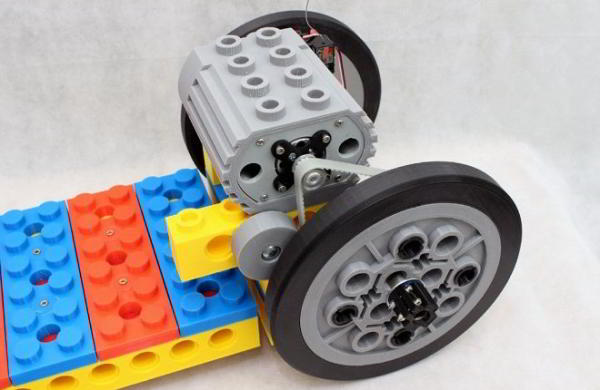 Электро-скейтборд в стиле Lego из напечатанных на 3D-принтере деталей Электро-скейтборд в стиле Lego из напечатанных на 3D-принтере деталей