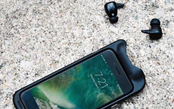Беспроводные наушники SoundFlow размещаются и заряжаются внутри смартфона