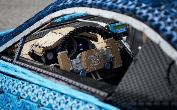 Полноразмерный Bugatti Chiron из миллиона деталей Lego умеет даже ездить