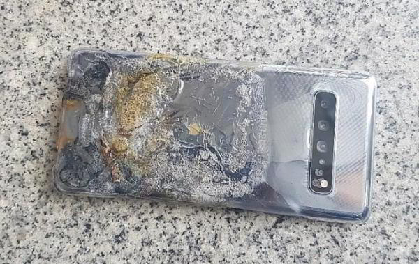 Зафиксирован первый случай возгорания Samsung Galaxy S10 5G (4 фото) Зафиксирован первый случай возгорания Samsung Galaxy S10 5G (4 фото)