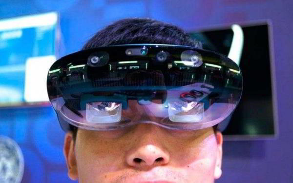 Новая гарнитура дополненной реальности Lenovo DaystAR похожа на Microsoft Hololens