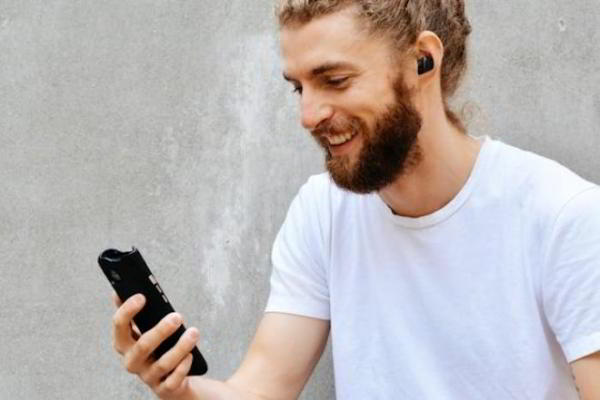 Беспроводные наушники SoundFlow размещаются и заряжаются внутри смартфона