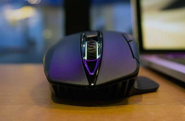 Обзор Corsair Dark Core SE большой беспроводной мыши