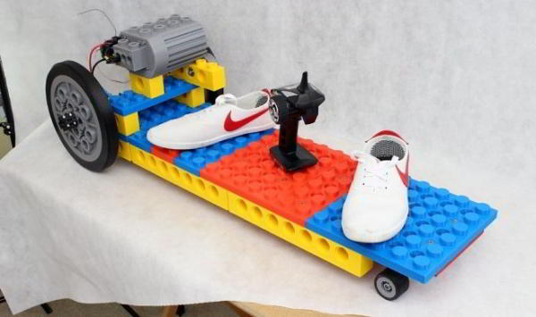 Электро-скейтборд в стиле Lego из напечатанных на 3D-принтере деталей Электро-скейтборд в стиле Lego из напечатанных на 3D-принтере деталей