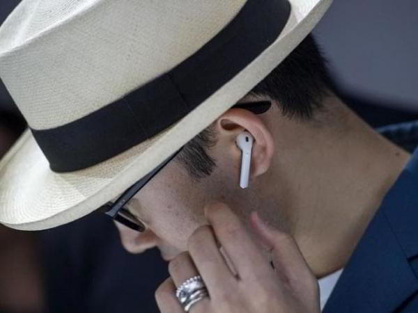 Последняя версия iOS превратила наушники Apple AirPods в инструмент шпиона