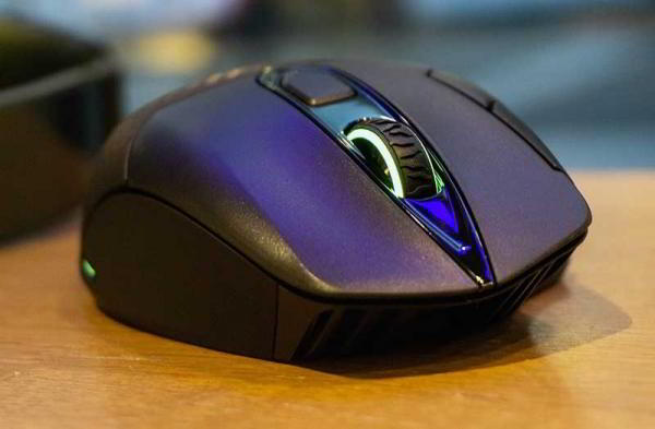 Обзор Corsair Dark Core SE большой беспроводной мыши