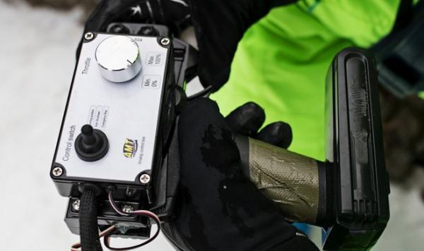 Чемпион по ски-кроссу прокатился на лыжах с реактивным ранцем за спиной Чемпион по ски-кроссу прокатился на лыжах с реактивным ранцем за спиной