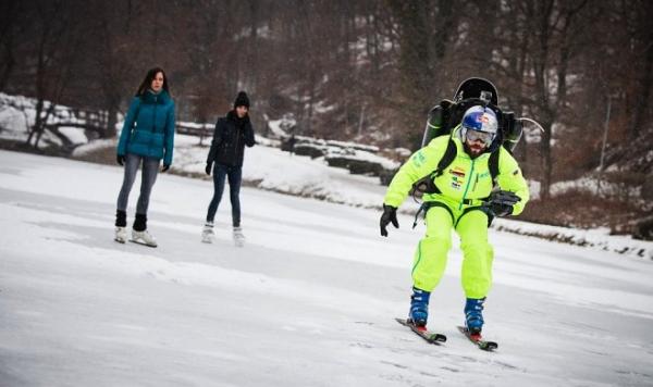 Чемпион по ски-кроссу прокатился на лыжах с реактивным ранцем за спиной Чемпион по ски-кроссу прокатился на лыжах с реактивным ранцем за спиной