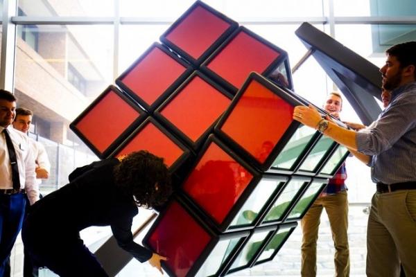 Студенты создали гигантский кубик Рубика