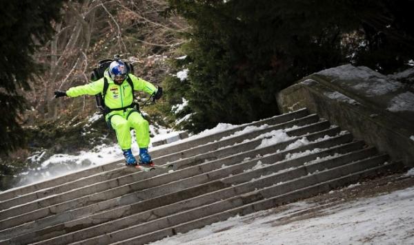 Чемпион по ски-кроссу прокатился на лыжах с реактивным ранцем за спиной Чемпион по ски-кроссу прокатился на лыжах с реактивным ранцем за спиной