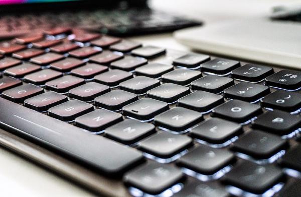 Обзор Corsair K83 Wireless: мультимедийная клавиатура для управления всем