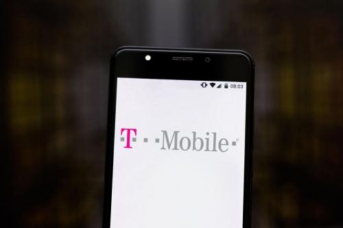ФКС должен голосовать на спринт/Т-Mobile слияния, хотя иск государств все еще нависает